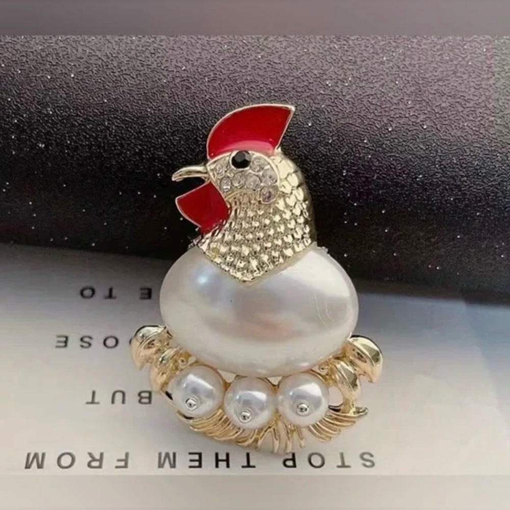 Chicken & Egg Laying Hen on Nest Brooch Modern New - Picture 3 of 6